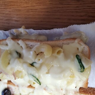 マカロニサラダのチーズパン
